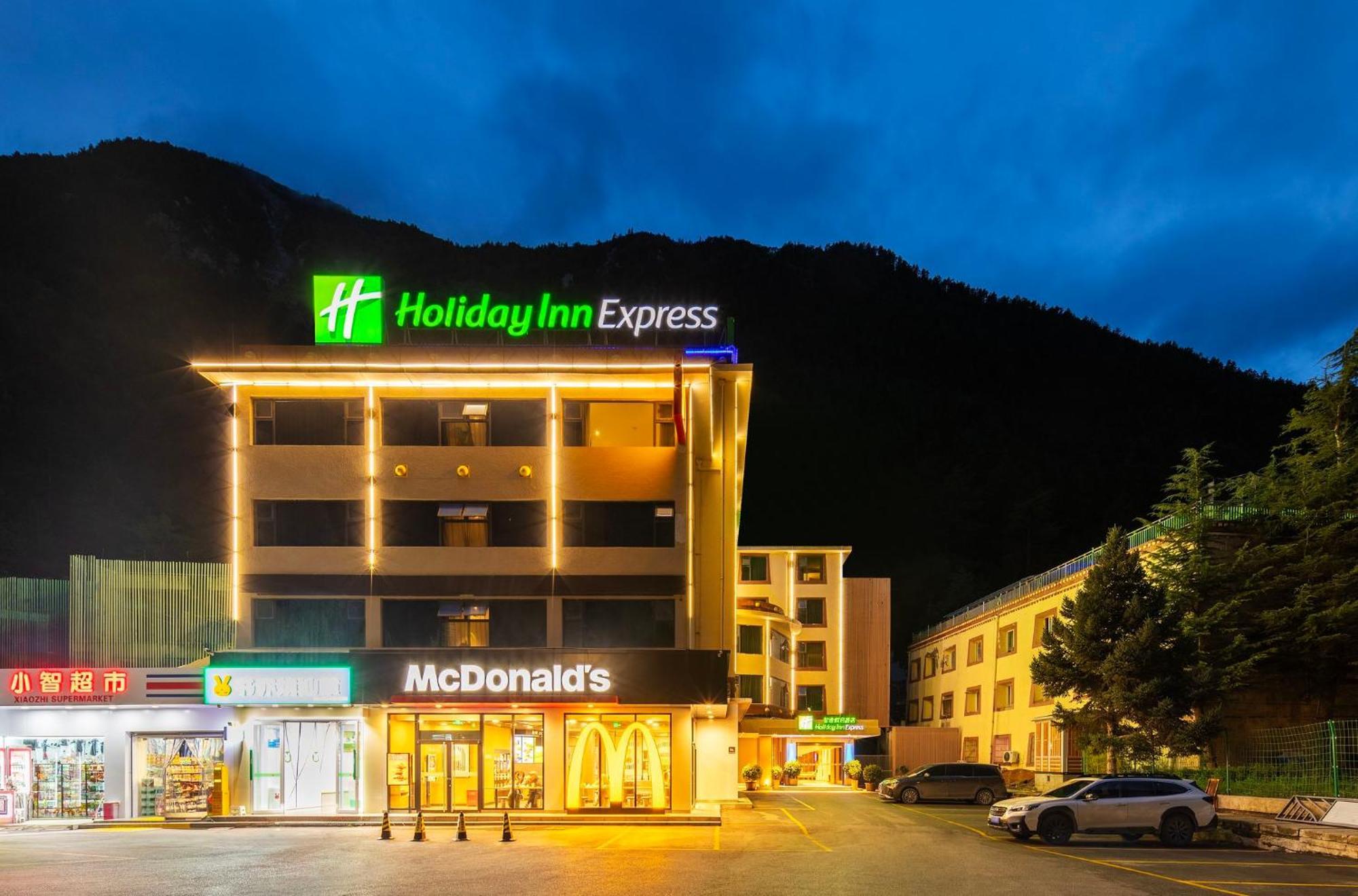 Holiday Inn Express Jiuzhaigou,Only 600 Meters To Jiuzhaigou Park By Ihg 외부 사진